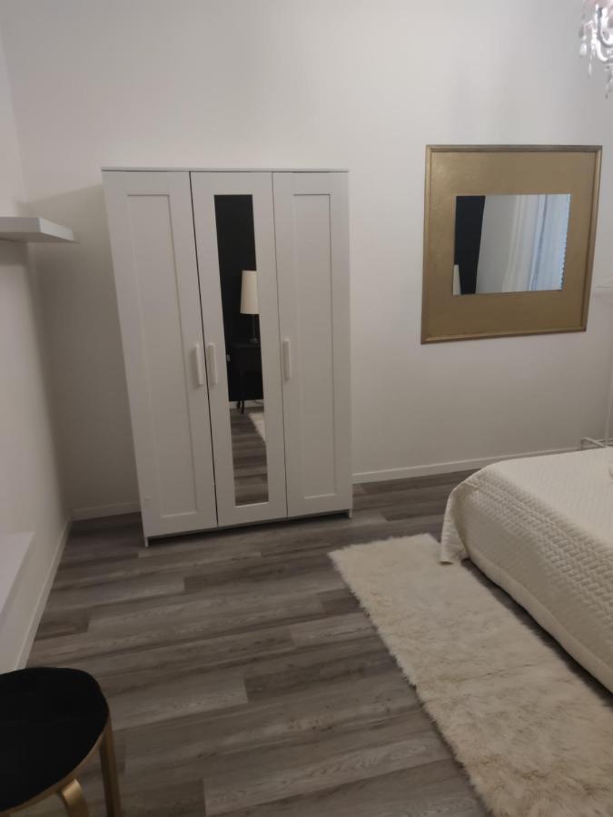Aurora Flowers - Two Rooms And Free Parking Near Center And Train Station Модена Екстериор снимка