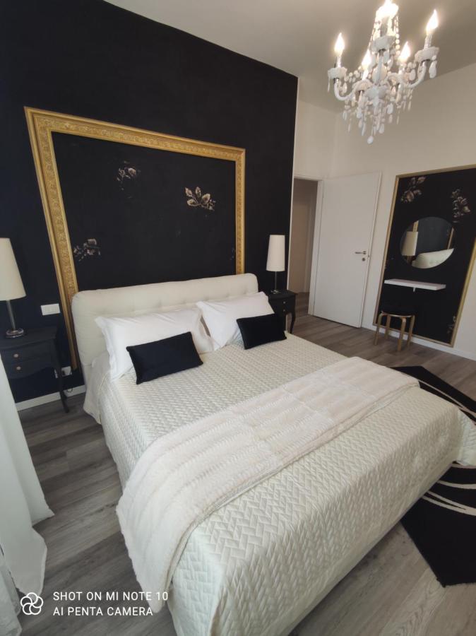 Aurora Flowers - Two Rooms And Free Parking Near Center And Train Station Модена Екстериор снимка